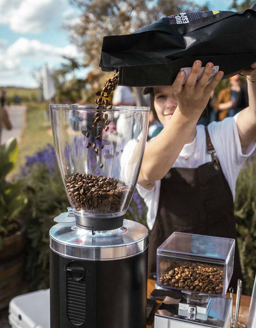 Für unseren Spezialitätenkaffee verwenden wir hochwertige Direct-Trade Kaffeebohnen in Bio-Qualität die lokal in Freiburg geröstet werden