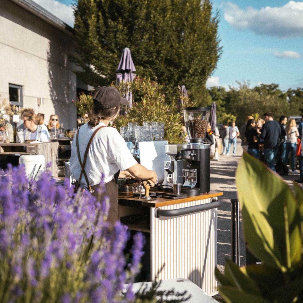 Die mobile Kaffeebar mit Specialty Coffee auf einer Feier Zubereitung von Spezialitätenkaffee auf einer Feier im Freien mit der mobilen Kaffeebar von The Coffee Table