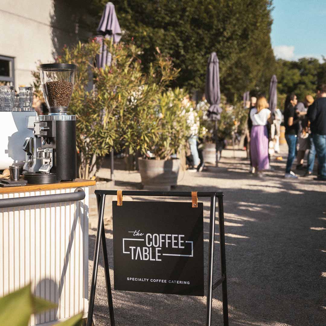 Hochwertiges Kaffee-Catering mit mobiler Kaffeebar und Specialty Coffee Kaffeebohnen bei einem Event auf einem Weingut