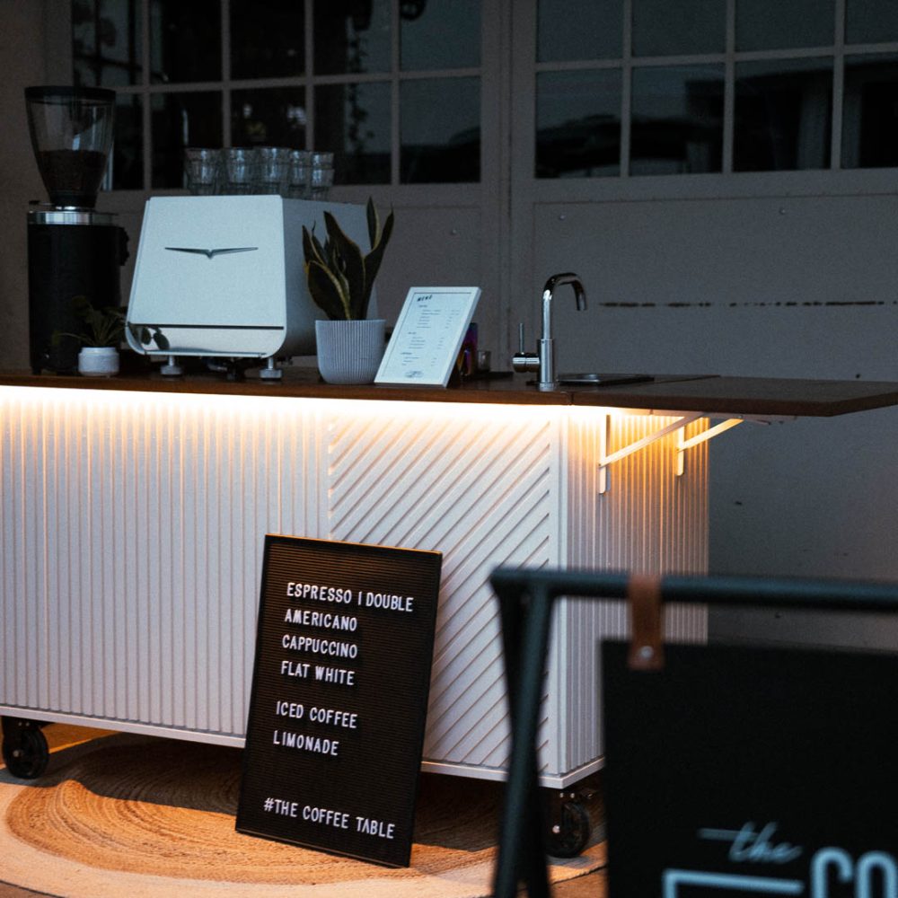 Unsere mobile Kaffeebar mit Beleuchtung beeindruckt deine Gäste Unser Kaffee Catering mit mobilem Kaffeewagen ist ein Blickfang auf deiner Feier
